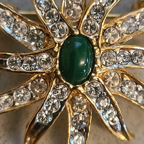 Vintage Star Shaped Brooch with Green Center Stone - Picture 3 of 5